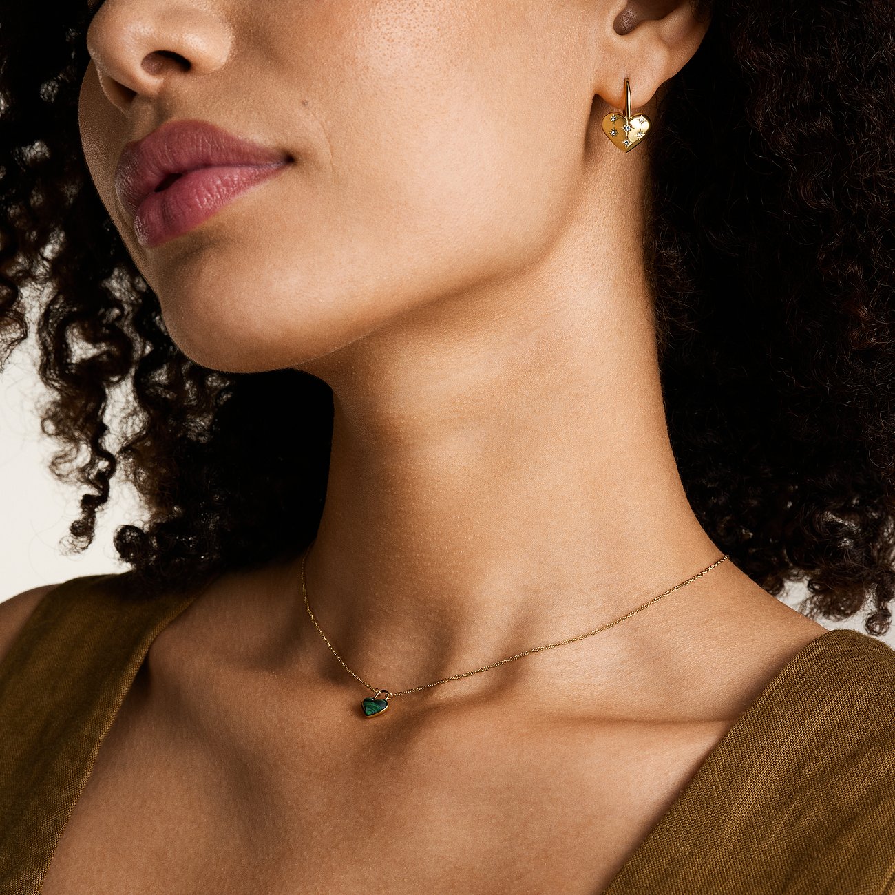 Fossil Ohrringe aus Edelstahl mit Glassteinen.