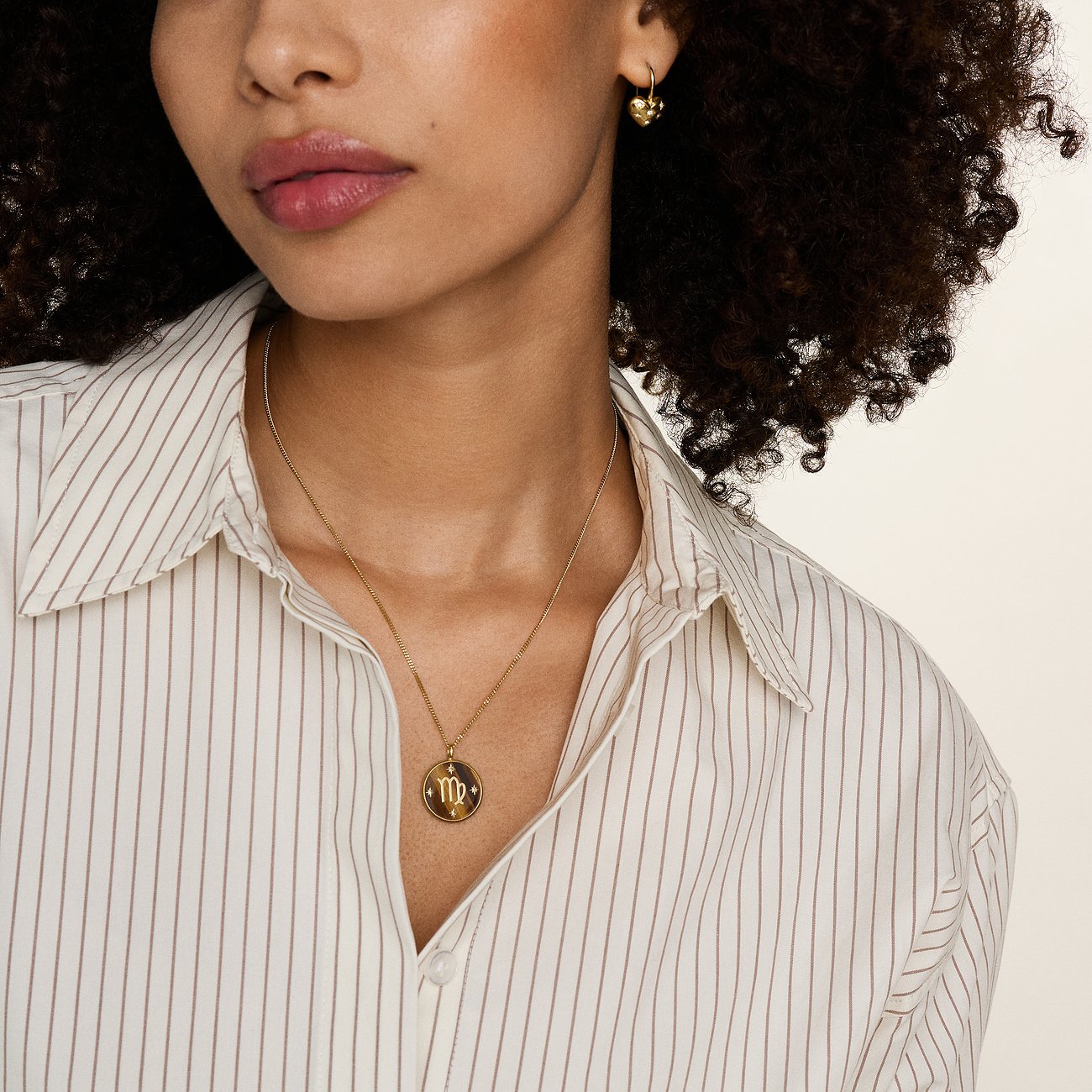 Fossil Sternzeichen-Anhänger aus Edelstahl mit Tigerauge und Sternen.