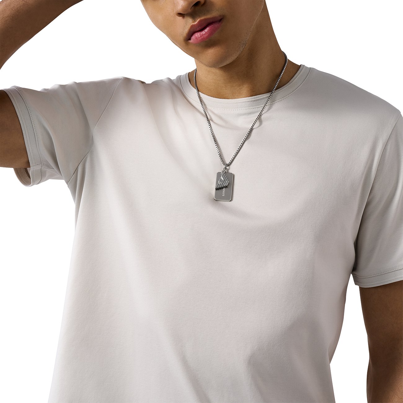 Emporio Armani halskæde i rustfrit stål med vedhæng og logo.