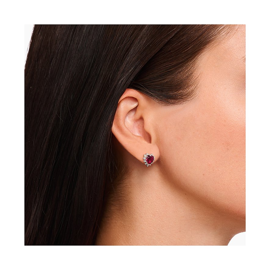 Thomas Sabo Ohrstecker aus 925er Silber mit roten Zirkonia im Herzschliff.