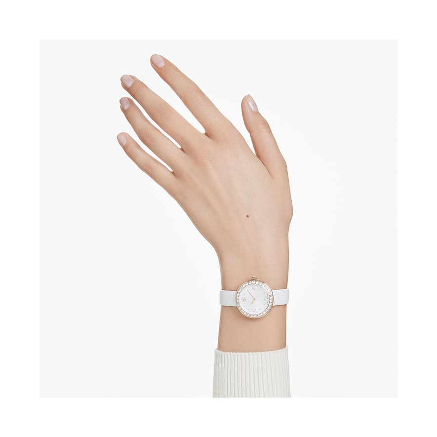 Swarovski Uhr mit roségoldfarbenem Gehäuse, weißen Kristallen und weißem Armband.