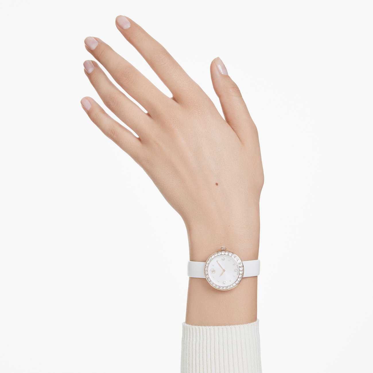 Swarovski Uhr mit roségoldfarbenem Gehäuse, weißen Kristallen und weißem Armband.