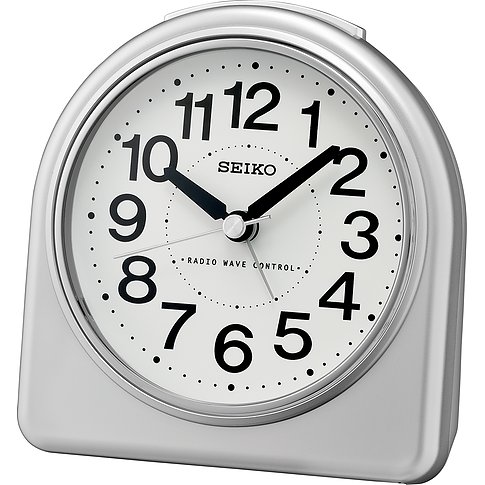 Seiko Wecker mit Kunststoffgehäuse, analoger Anzeige und großen Ziffern.