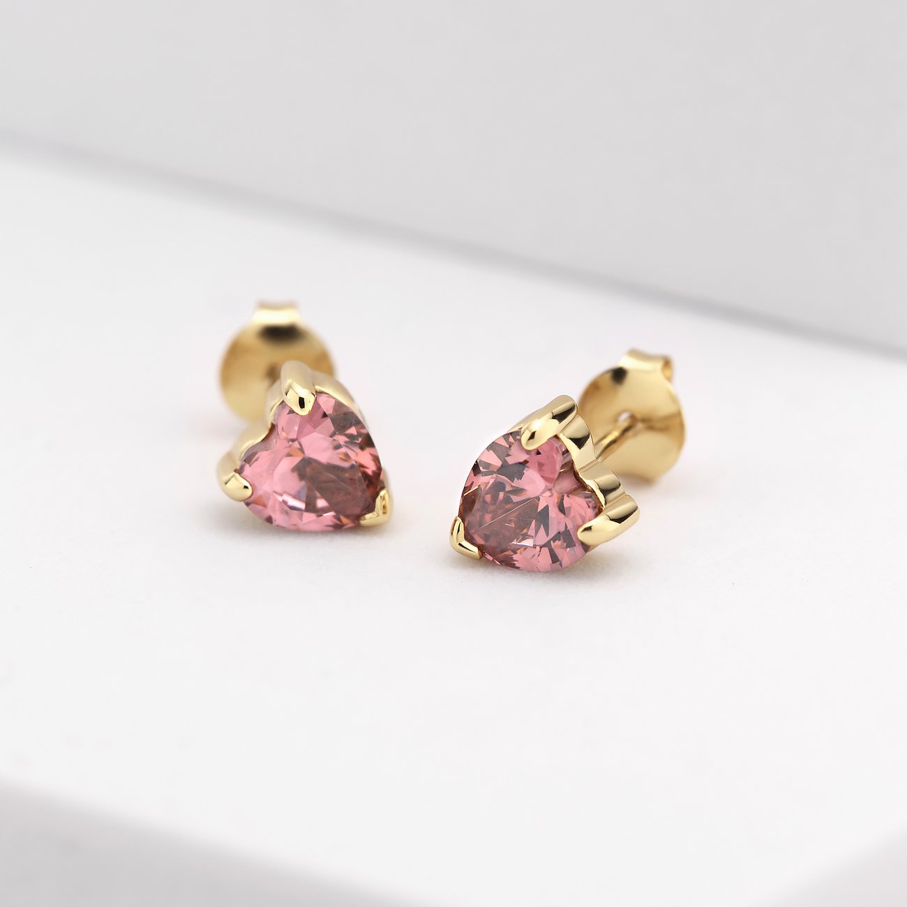 CHRIST örhängen i 925 återvunnet silver med rosa zirkon.