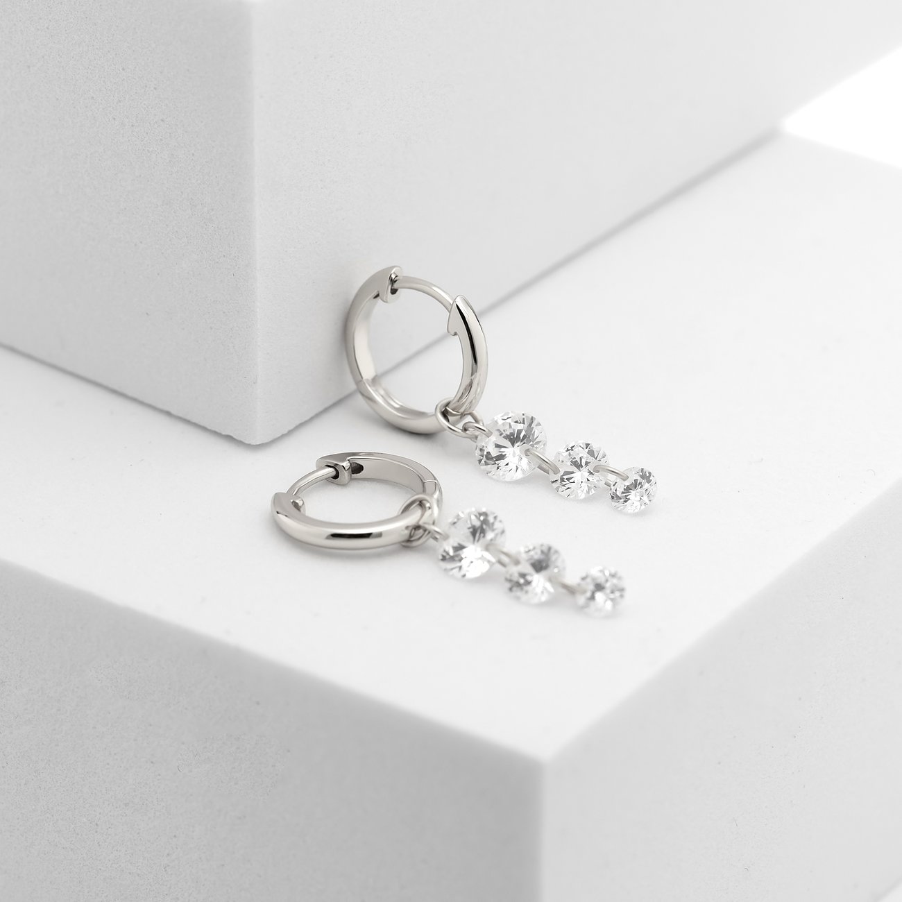 CHRIST Ohrhänger aus recyceltem 925er Silber mit Zirkonia-Steinen, von oben links nach unten rechts im Bild.