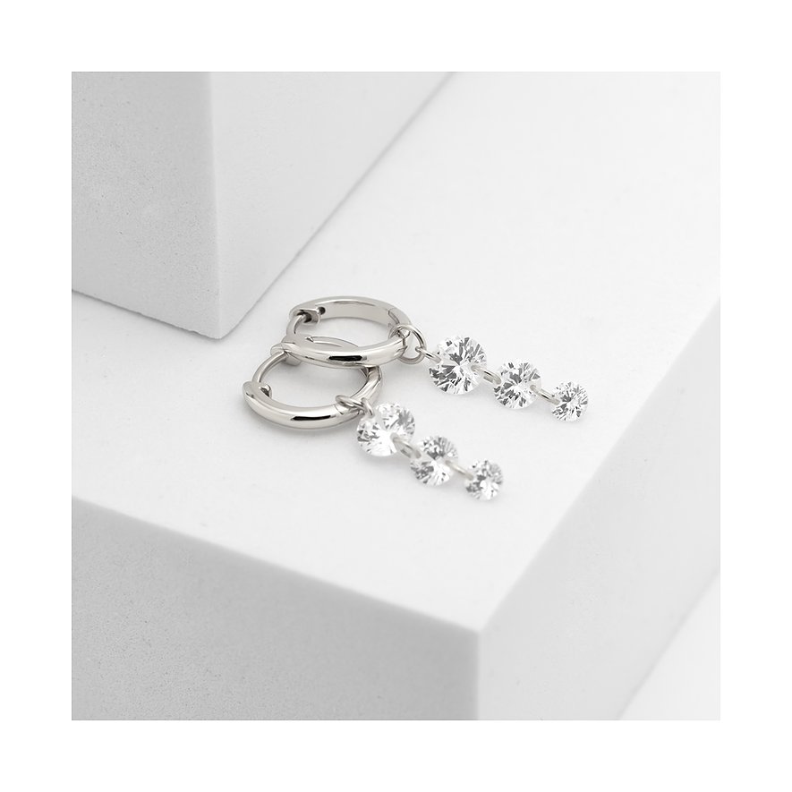 CHRIST Ohrschmuck aus recyceltem 925er Silber mit baumelnden Zirkonia-Farbsteinen auf weißem Untergrund.