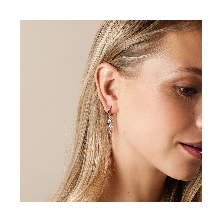 Am Ohr einer Frau trägt sie einen 