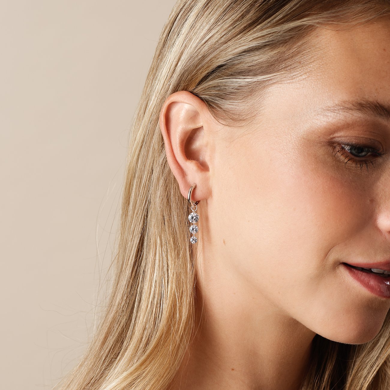 Am Ohr einer Frau trägt sie einen 