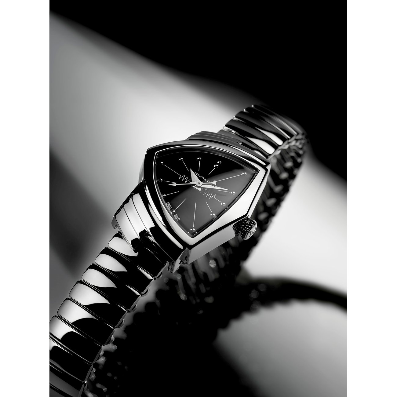 Hamilton Unisexuhr mit Edelstahlgehäuse, schwarzem Zifferblatt und silberfarbenem Armband.
