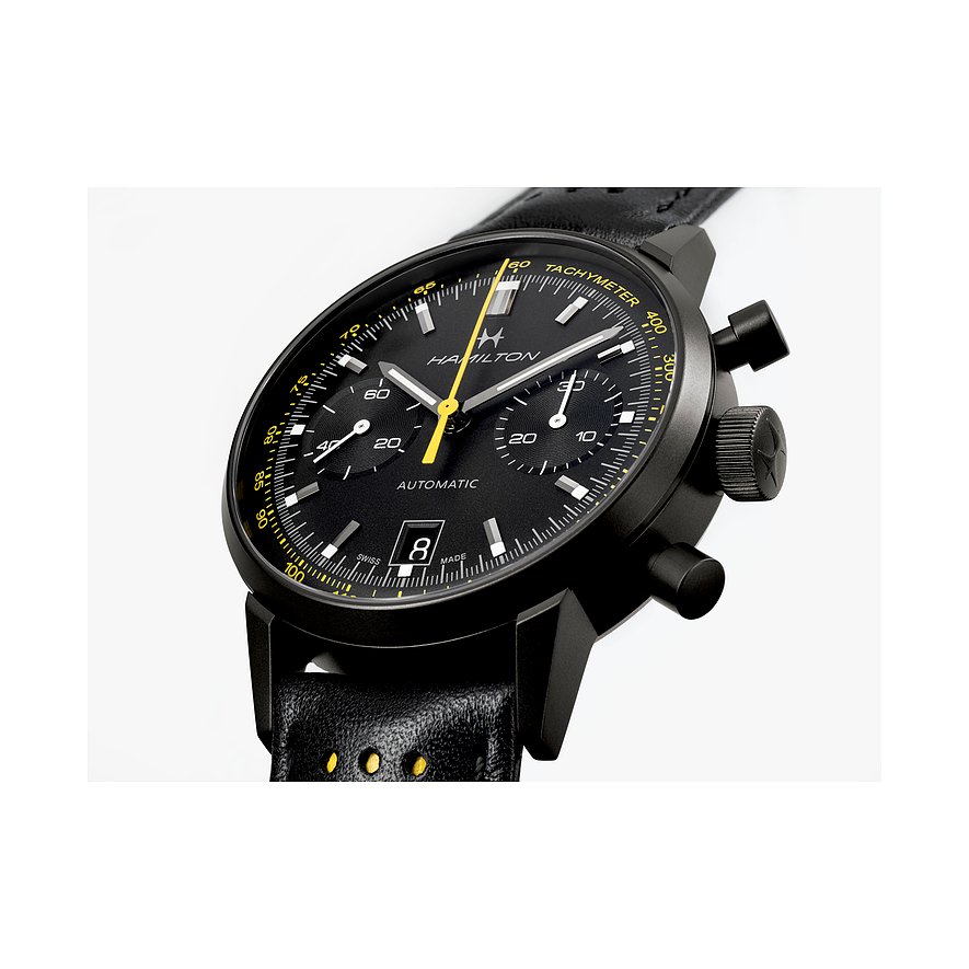 Hamilton Herrenuhr mit Edelstahlgehäuse, schwarzem Zifferblatt und gelben Akzenten.