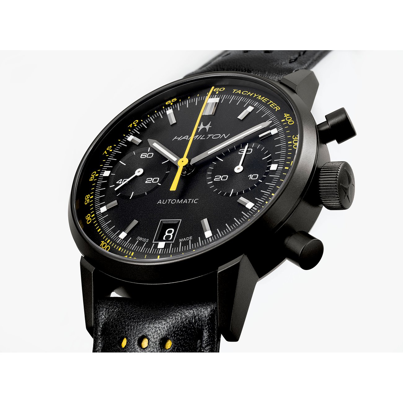 Hamilton Herrenuhr mit Edelstahlgehäuse, schwarzem Zifferblatt und gelben Akzenten.