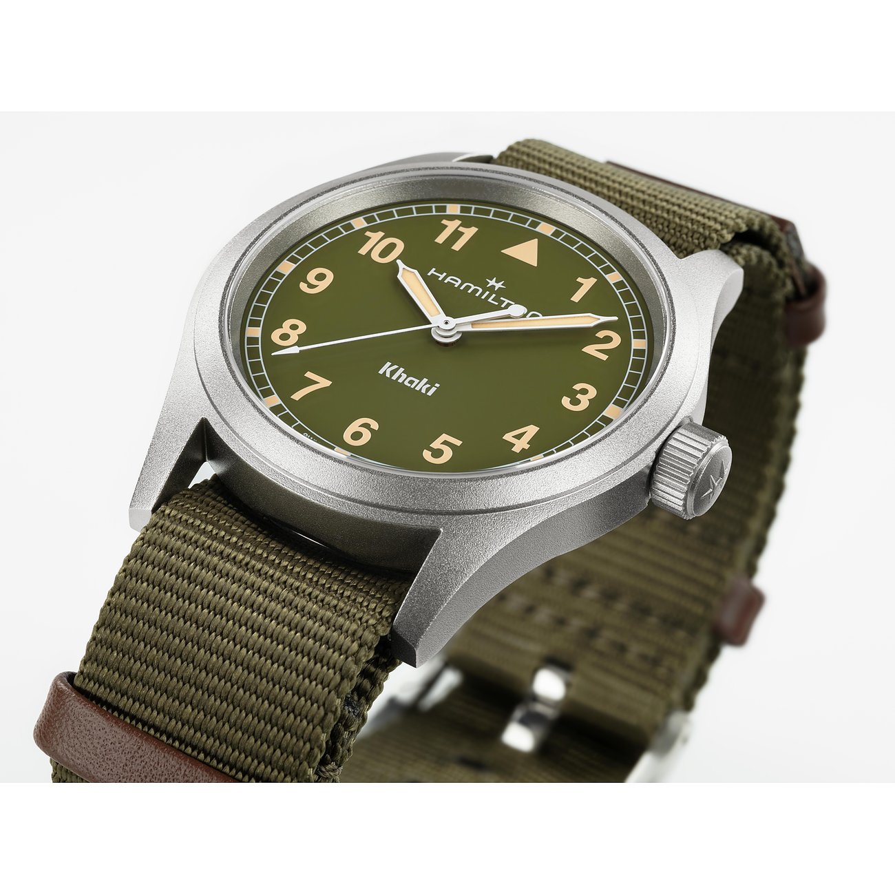 Hamilton Khaki Uhr mit Edelstahlgehäuse und grünem Zifferblatt.