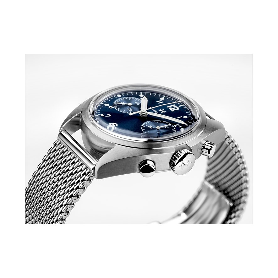 Nahaufnahme einer Hamilton Herrenuhr aus Edelstahl mit blauem Zifferblatt und silberfarbenes Milanaise-Armband.