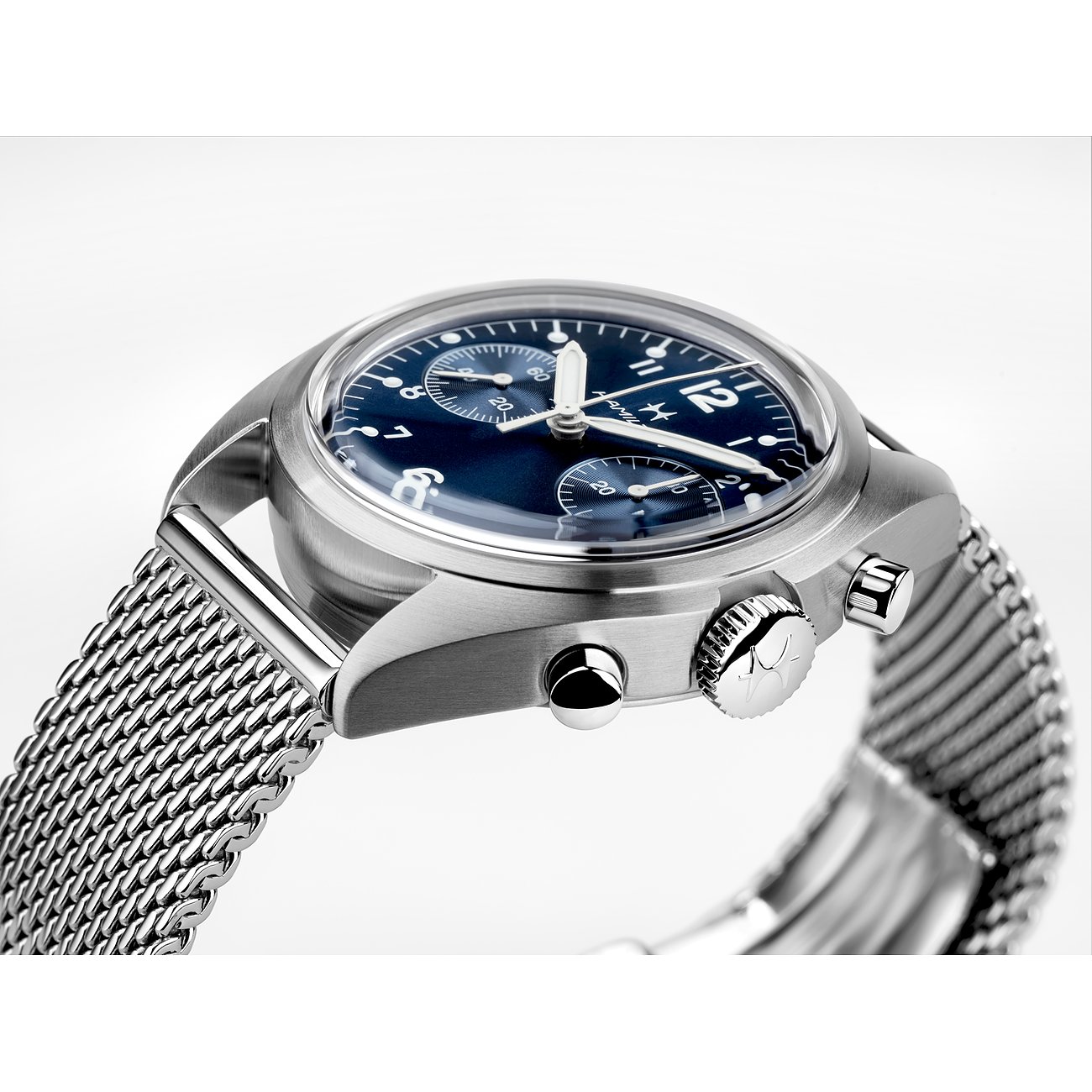 Nahaufnahme einer Hamilton Herrenuhr aus Edelstahl mit blauem Zifferblatt und silberfarbenes Milanaise-Armband.
