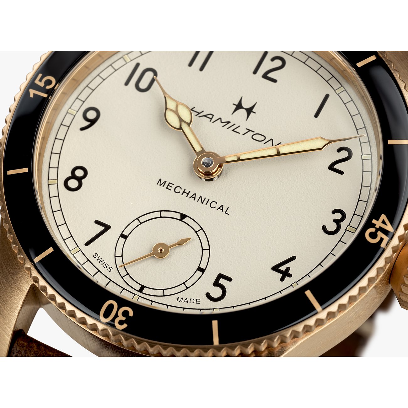 Nahaufnahme einer Hamilton Herrenuhr aus Bronze mit beigem Zifferblatt und schwarzer Lünette, die 