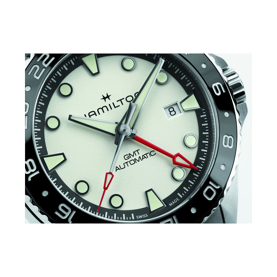 Hamilton Herrenuhr mit Edelstahlgehäuse, cremefarbenem Zifferblatt und schwarzer Lünette.