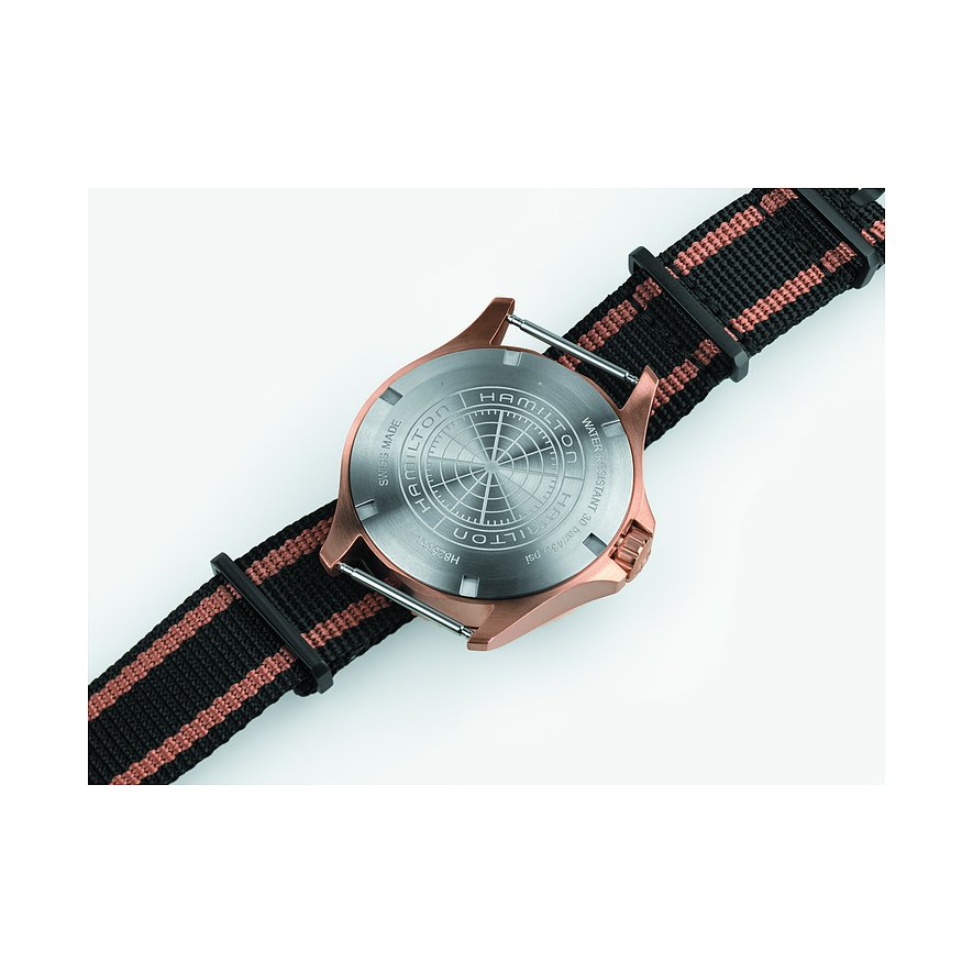 Hamilton Herrenuhr mit Edelstahlgehäuse und gestreiftem Textilarmband.