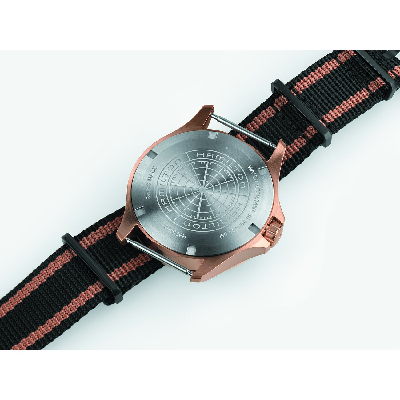 Hamilton Herrenuhr mit Edelstahlgehäuse und gestreiftem Textilarmband.