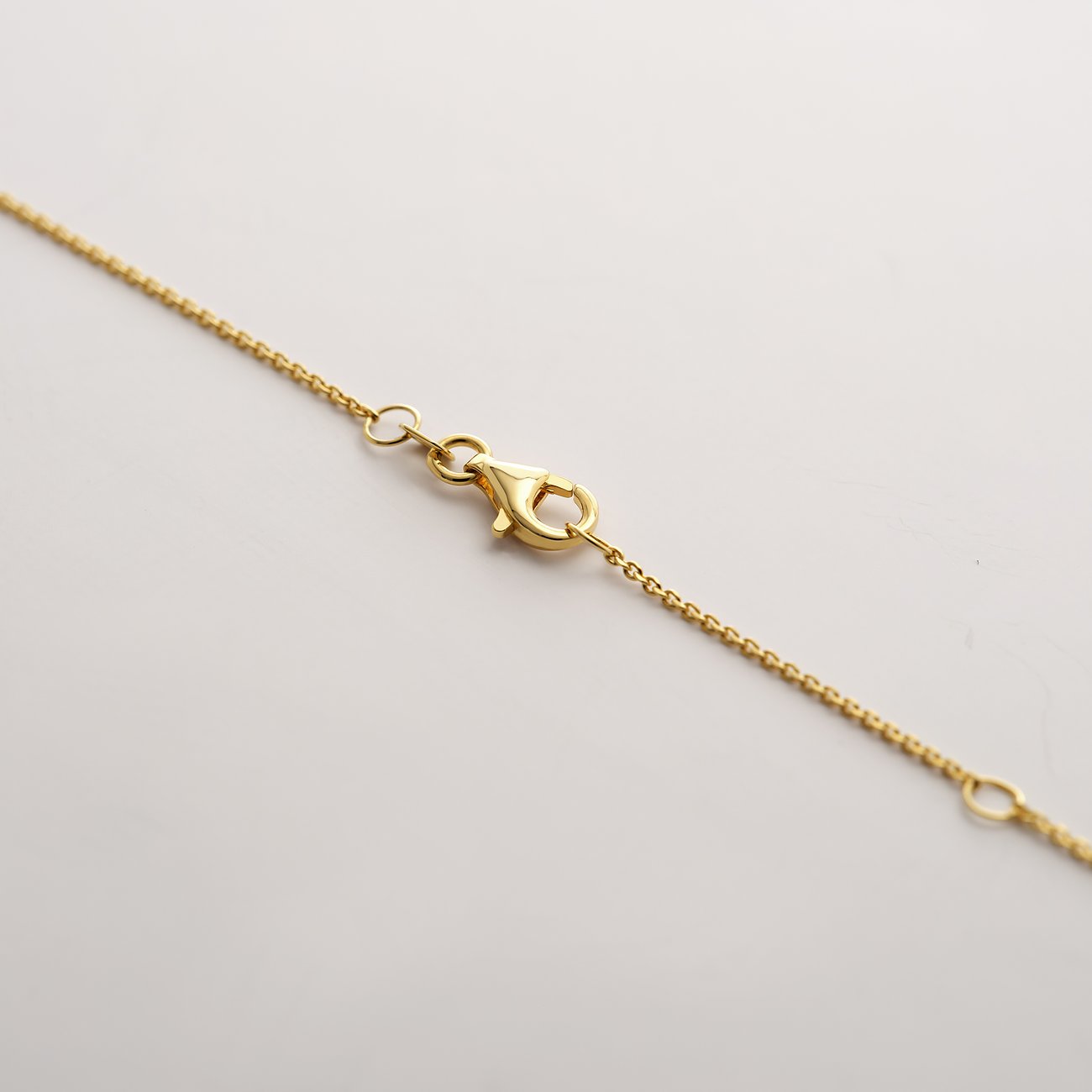 Ein Detailfoto der CHRIST Goldkette aus 375er Gelbgold mit einem Karabinerverschluss und Verlängerungsringen.