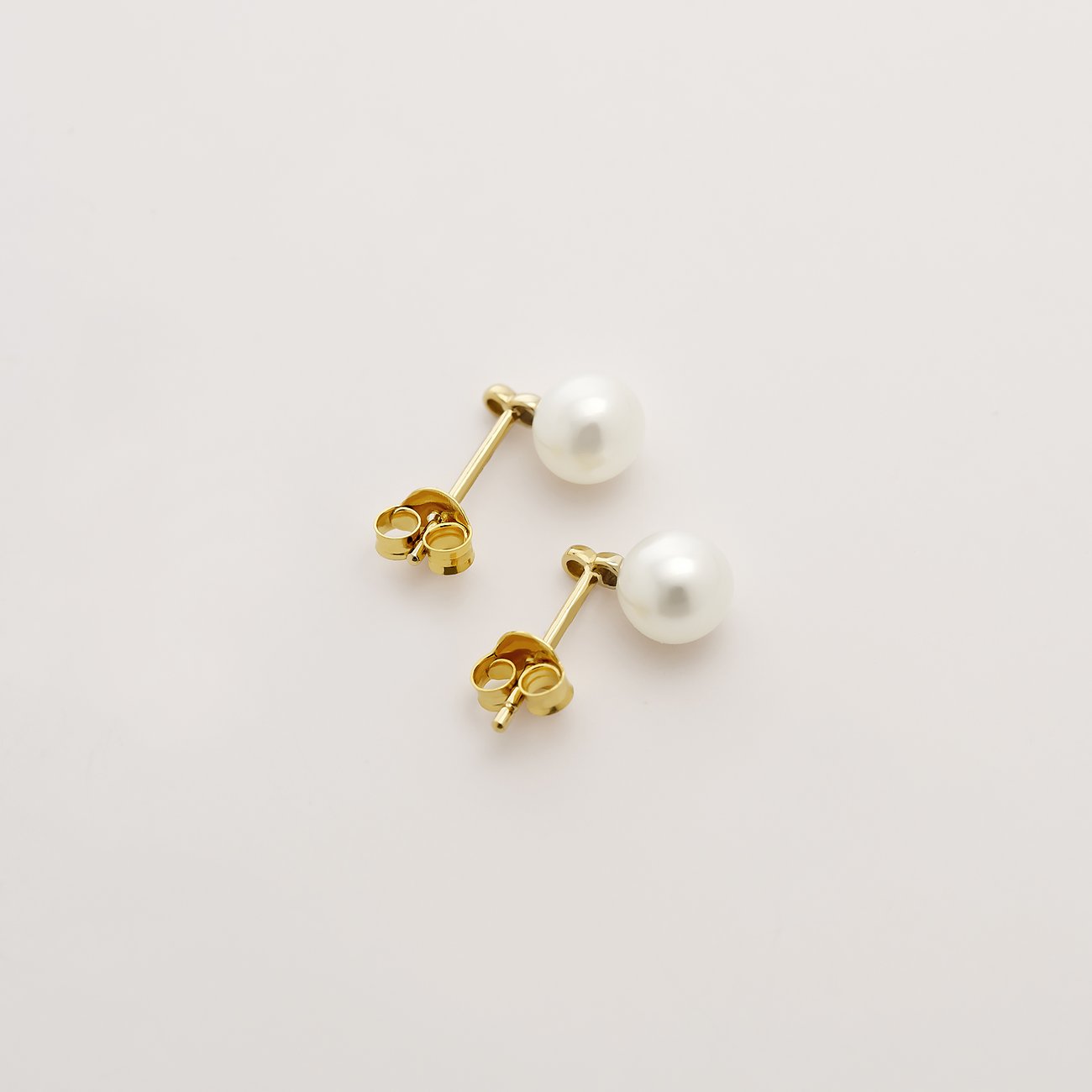 CHRIST örhängen i 375 gult guld med strålande pärlor, lätt förskjutna bredvid varandra.