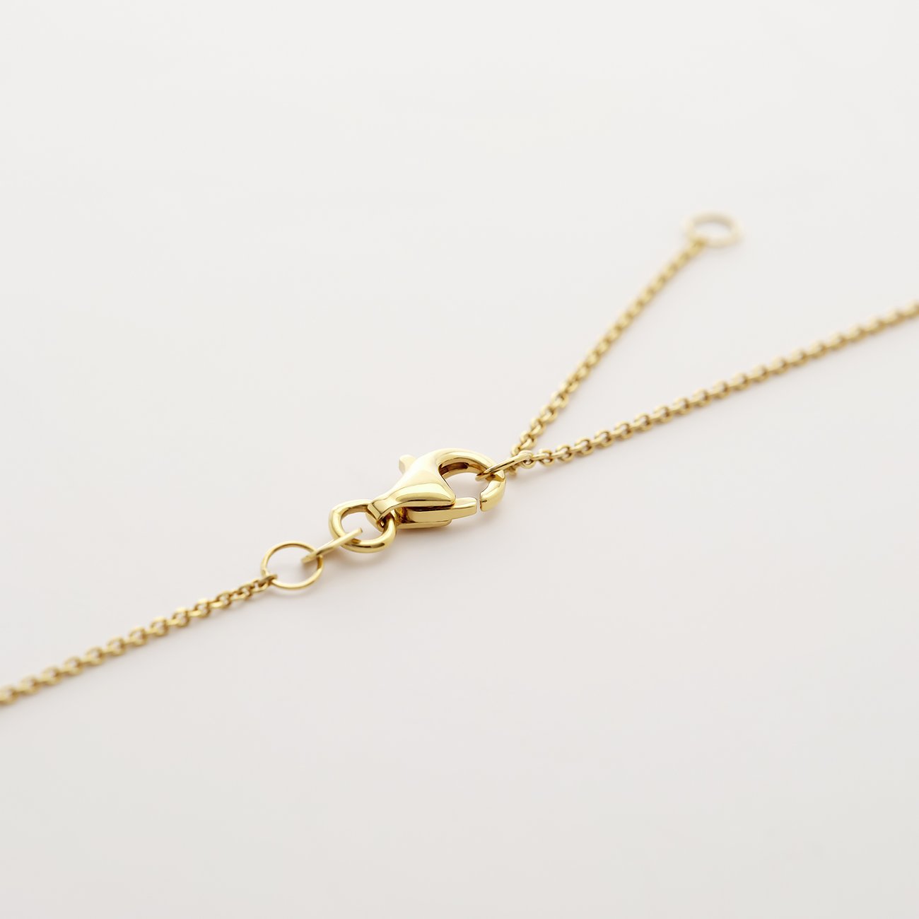 Detailaufnahme des Verschlusses einer YAMOKO Halskette aus 585 Gelbgold mit Perle.