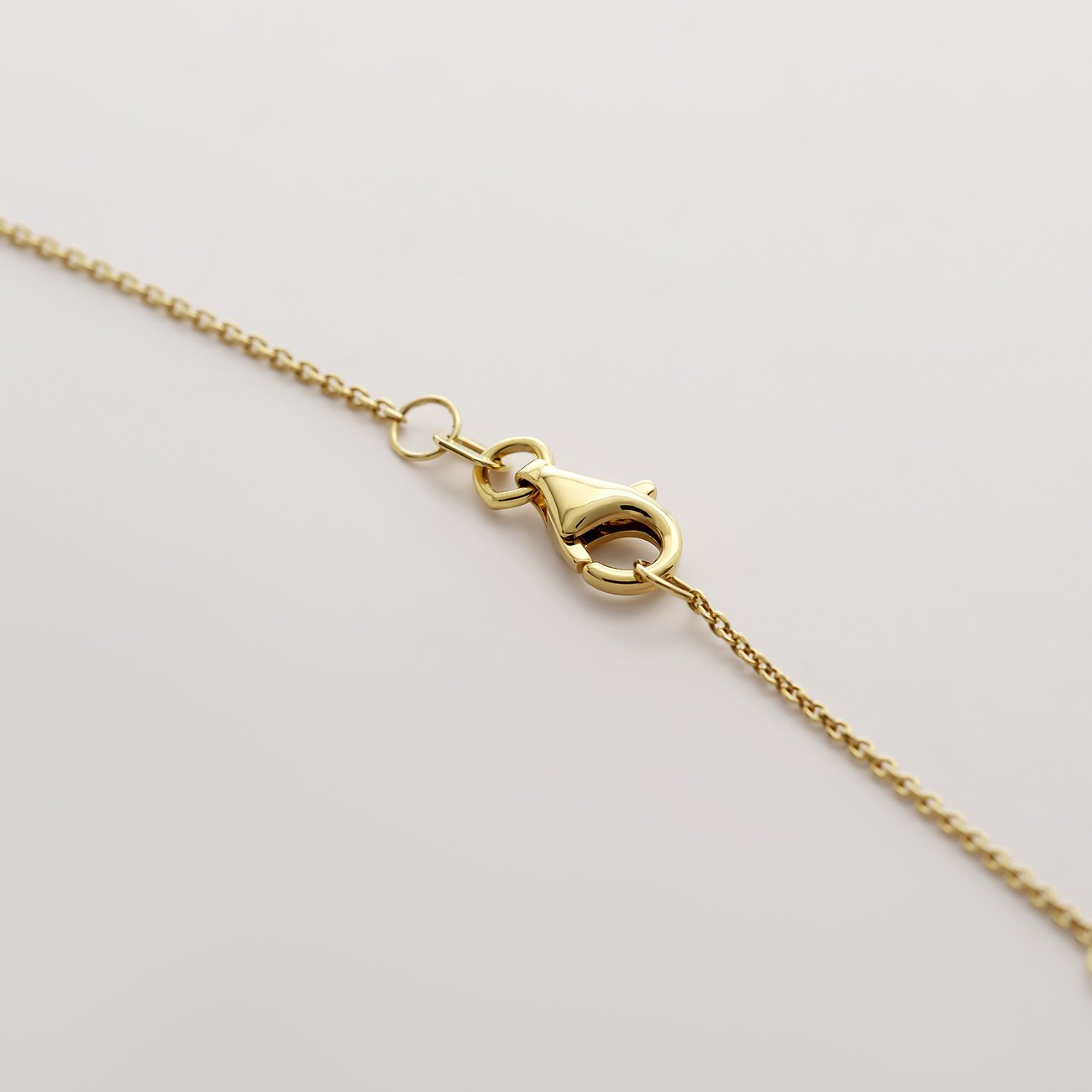 YAMOKO Halskette aus 585 Gelbgold mit Karabinerverschluss, schräg von oben zentriert fotografiert.