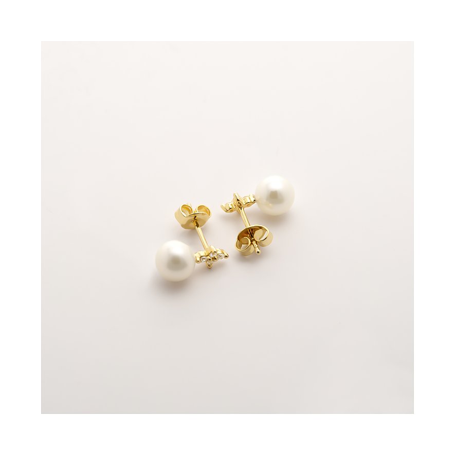 CHRIST Ohrstecker aus 375er Gelbgold mit Perlen auf weißem Hintergrund, seitlich liegend.