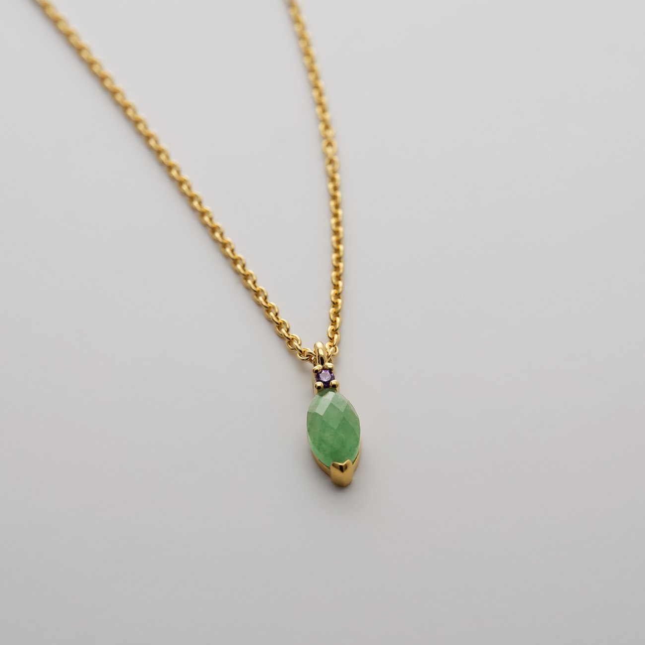 Guido Maria Kretschmer Halskette aus goldfarbenem 925er Silber mit facettiertem Aventurin und kleinem lila Stein.