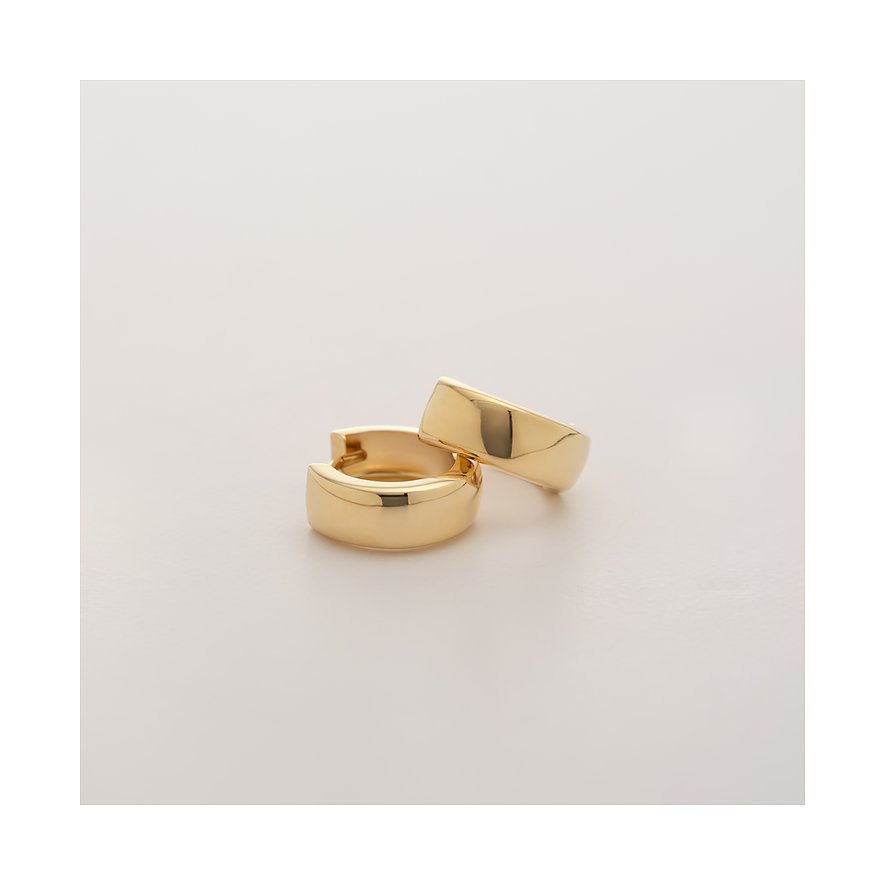 CHRIST Ohrschmuck aus 585 Gelbgold, zwei goldene Creolen, die schräg nebeneinander auf einer weißen Oberfläche liegen.