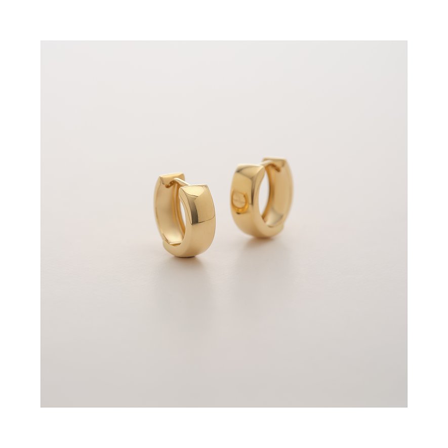 Ein Paar CHRIST Creolen aus 585 Gelbgold im Mini-Format liegen leicht schräg auf einer hellen Oberfläche.