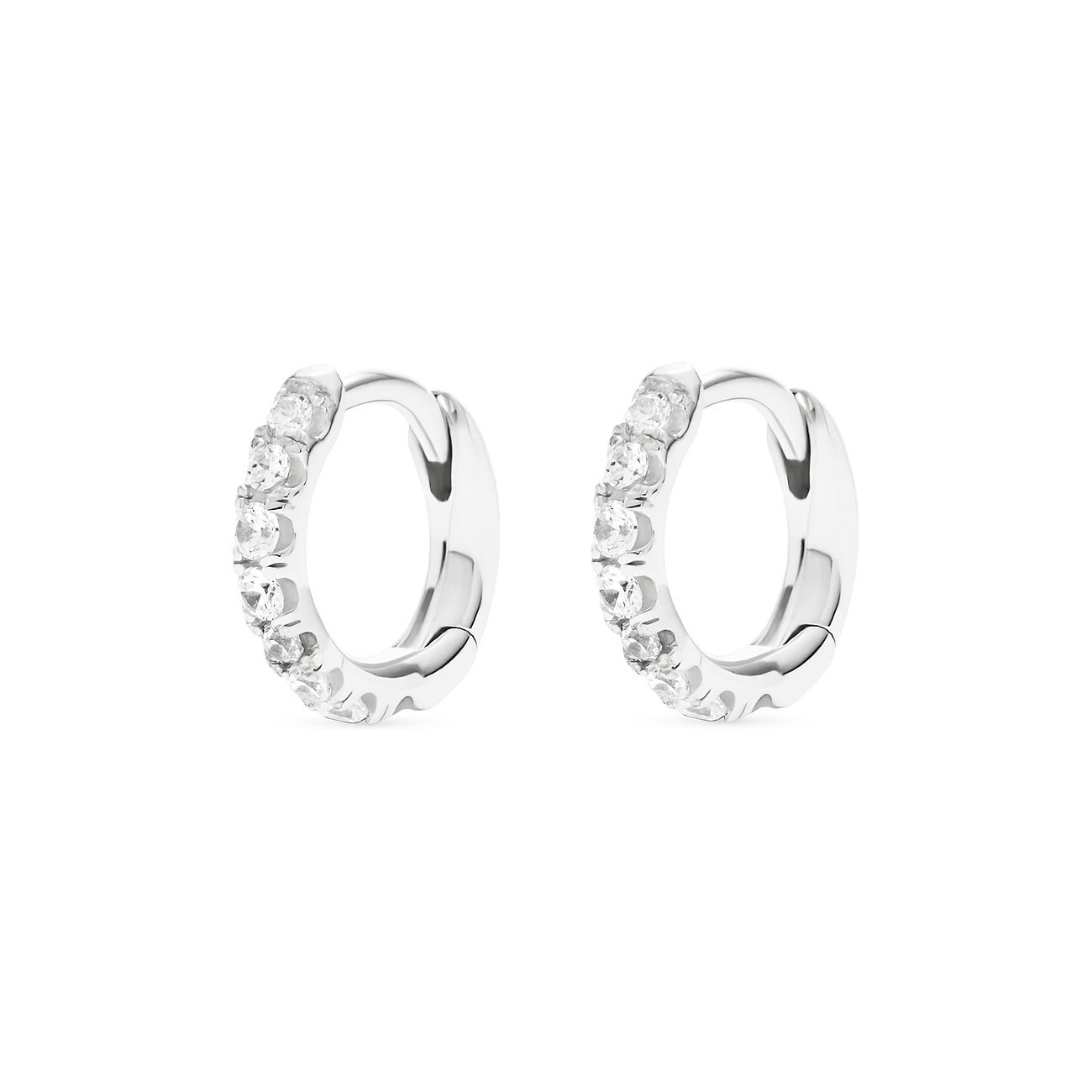 FAVS 925 silverkreoler, prydda med gnistrande vita zirkoniasten, fotograferade snett framifrån.