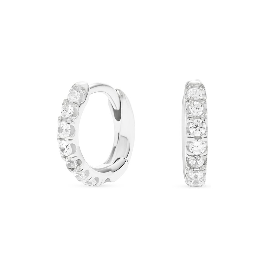 Två FAVS creoler i 925 sterlingsilver med flera klara zirkoniastenar, uppradade på den främre halvan.