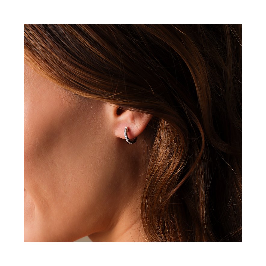 FAVS 925er Silber Creolen Ohrschmuck mit funkelnden Zirkonia-Farbsteinen am Ohr getragen.