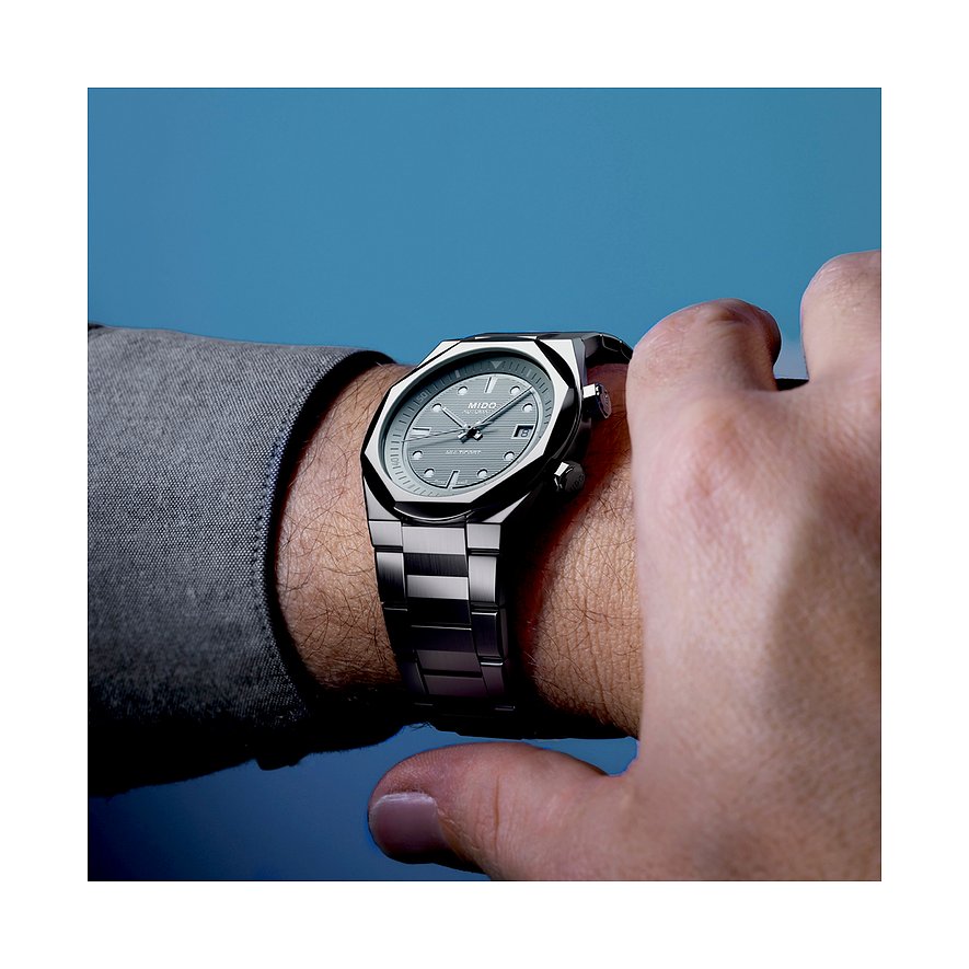 Mido Herrenuhr mit Edelstahlgehäuse, analog und Datumsanzeige.