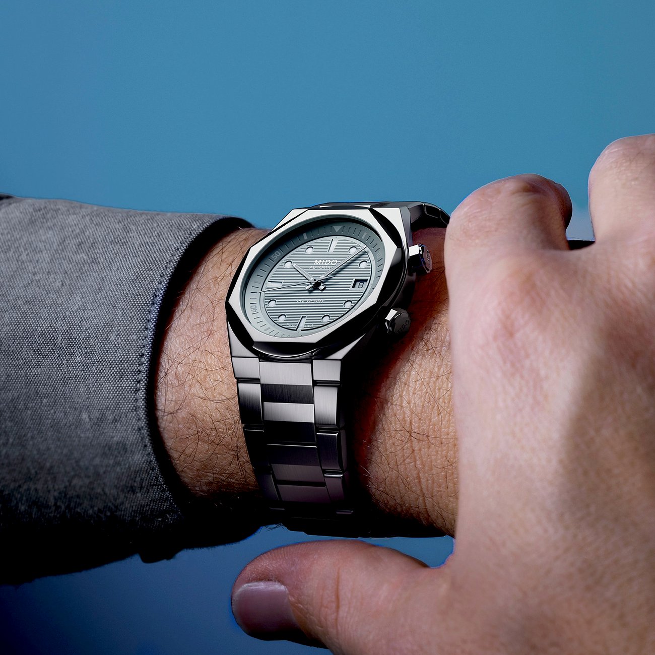 Mido Herrenuhr mit Edelstahlgehäuse, analog und Datumsanzeige.