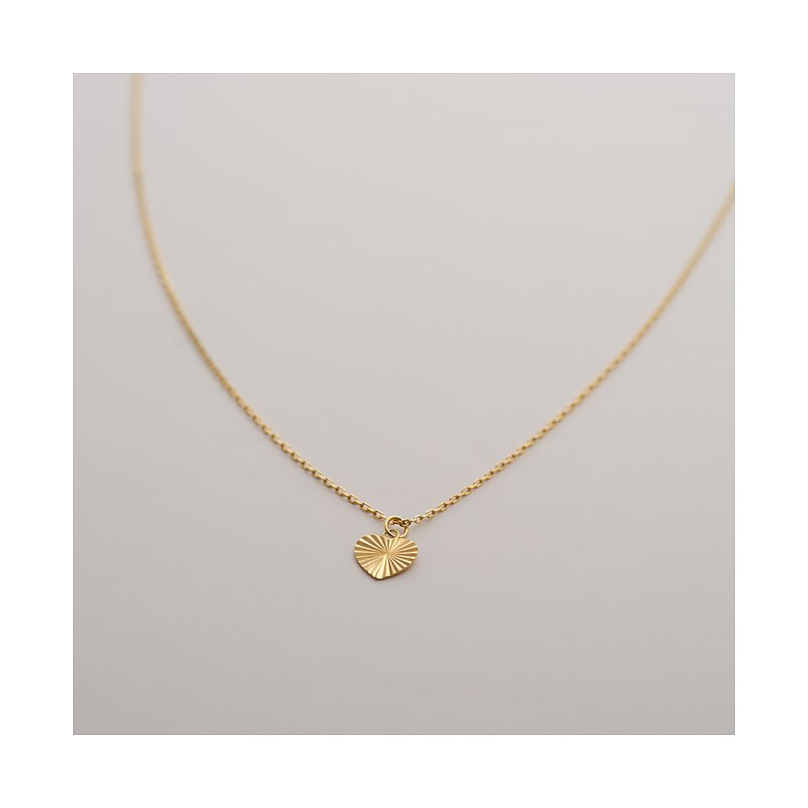 CHRIST Halsschmuck aus 375er Gelbgold mit einem Herzanhänger, fein detailliert mit gestreiften Linien.