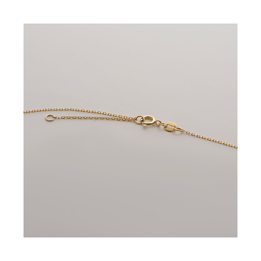 Detailaufnahme des Verschlusses einer CHRIST Goldkette aus 375er Gelbgold für Halsschmuck auf heller Oberfläche.