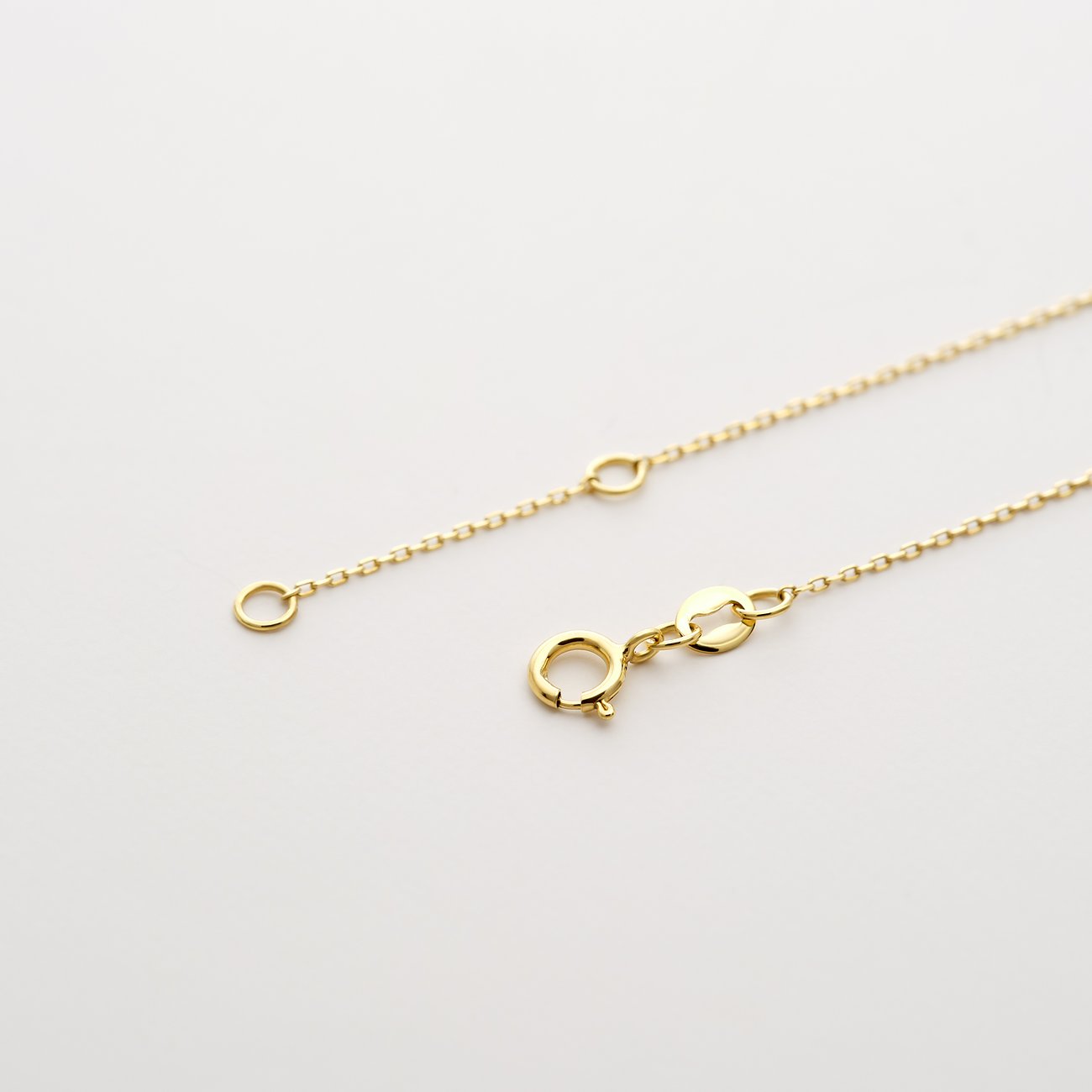 CHRIST armband i glänsande 585 gult guld med säkert fjäderringlås och förlängningskedja på vit bakgrund.