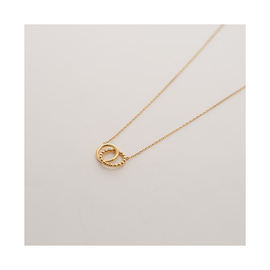 CHRIST Halsschmuck aus 585er Gelbgold mit zwei ineinandergreifenden Ringen, wovon einer gekörnt ist.