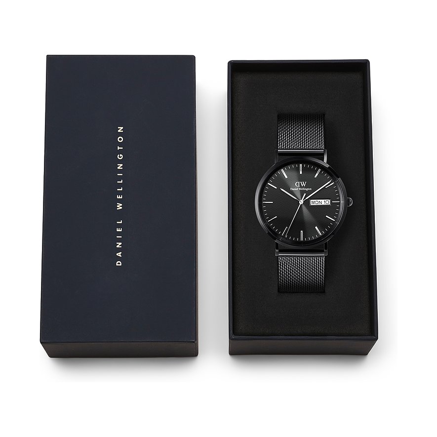 Daniel Wellington Herrenuhr mit Edelstahlgehäuse, schwarzes Zifferblatt und Mesh-Armband.