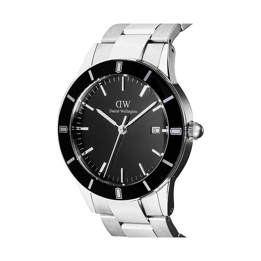 Daniel Wellington Herrenuhr mit Edelstahlgehäuse, schwarzem Zifferblatt und analoger Anzeige.