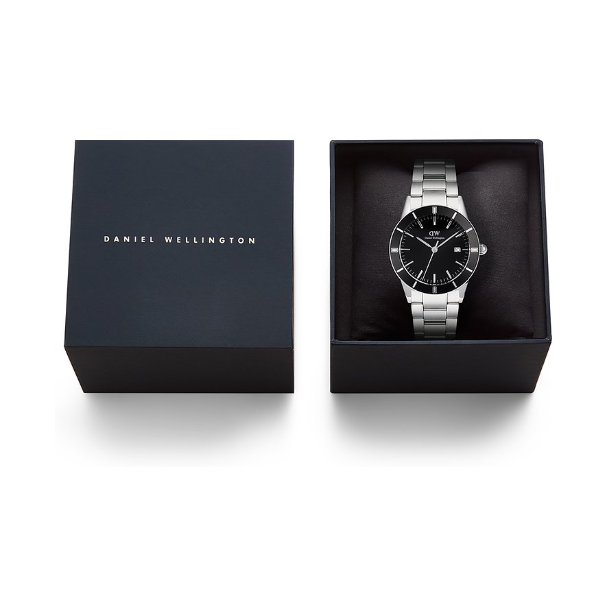 Daniel Wellington Herrenuhr mit Edelstahlgehäuse und schwarzem Zifferblatt.