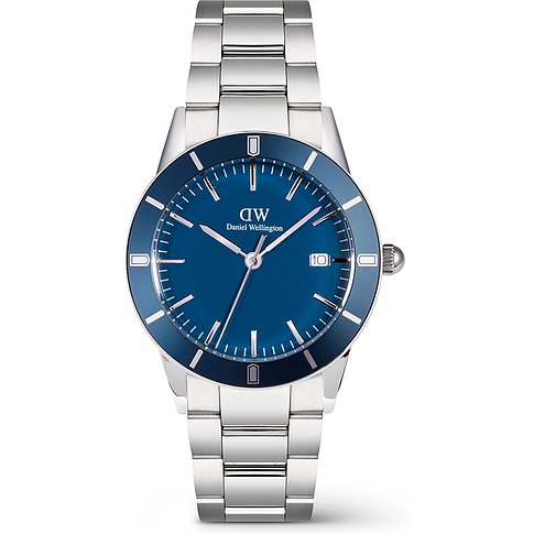 Daniel Wellington Herrenuhr mit Edelstahlgehäuse und blauem Zifferblatt.