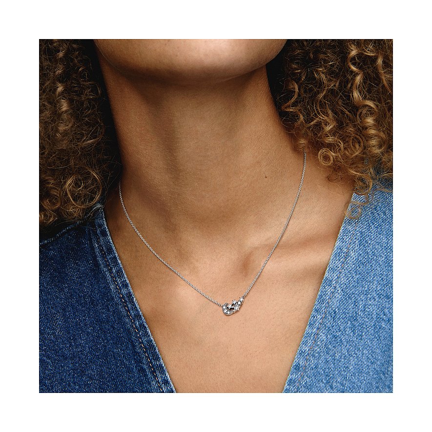 Am Hals getragen, eine kurze Pandora Feingliederkette aus Silber mit einem herzförmigen Anhänger, besetzt mit Zirkonia.