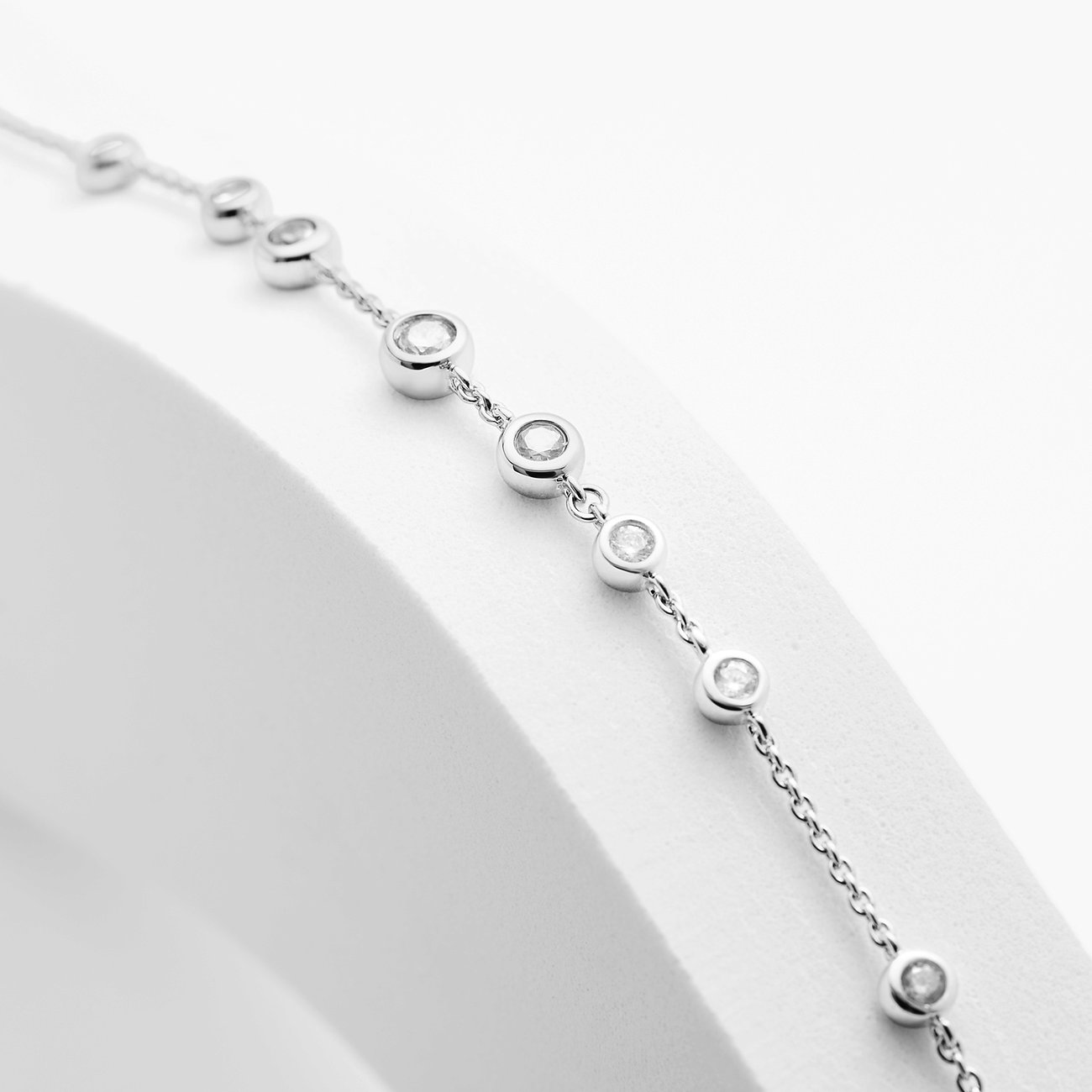 JETTE Armband aus 925er recyceltem Silber mit Zirkonia.