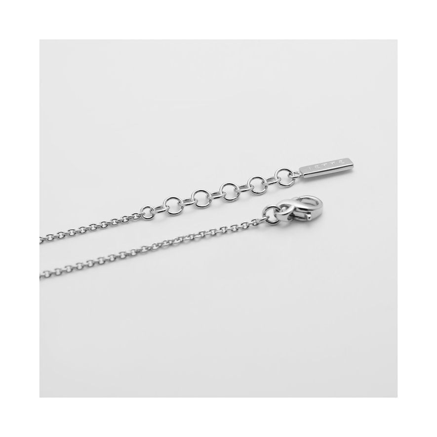 Gros plan du fermoir d'un bracelet JETTE en argent 925 recyclé avec fermoir mousqueton et chaîne d'extension.