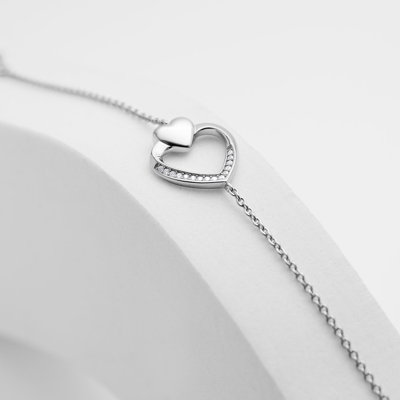 Bracelet JETTE en argent 925 recyclé. Pendentif cœur avec pierres de zircone colorées sur un cœur simple.