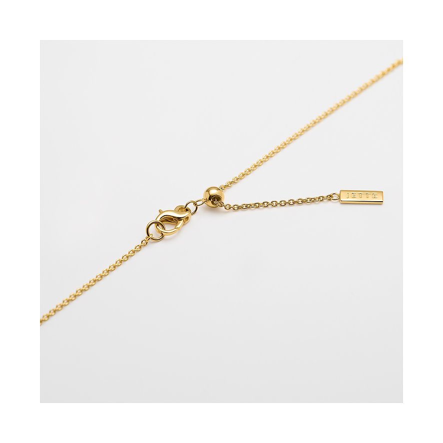 Nahaufnahme des Verschlusses einer goldfarbenen JETTE Halskette aus recyceltem Silber mit verstellbarer Länge.
