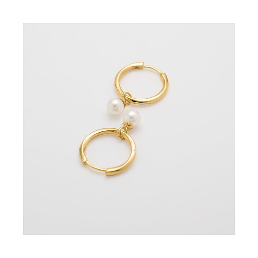 Une paire de boucles d'oreilles JETTE dorées en argent recyclé, avec une perle pendante à chaque créole.