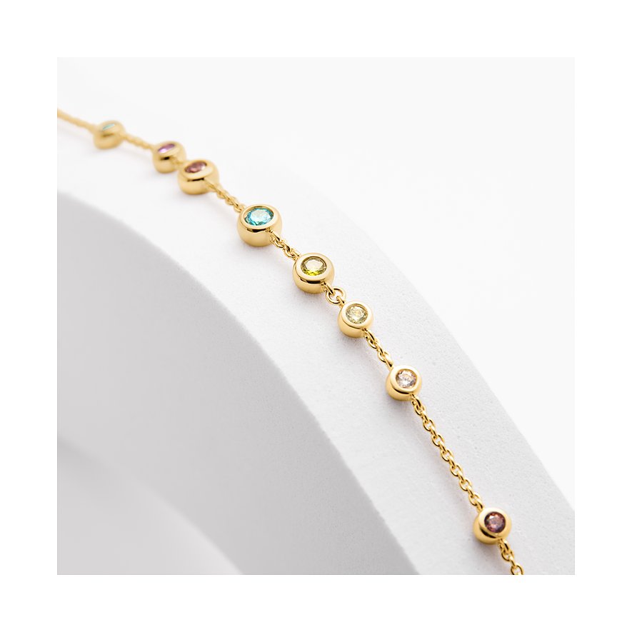 Nahaufnahme eines JETTE Armschmucks aus recyceltem 925er Silber, vergoldet, mit bunten Zirkonia-Farbsteinen.